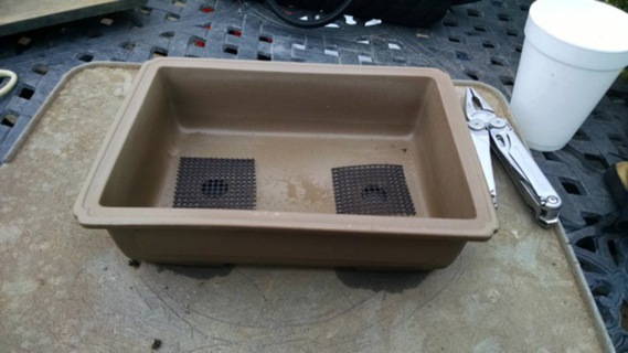 Bonsai pot with soil screen